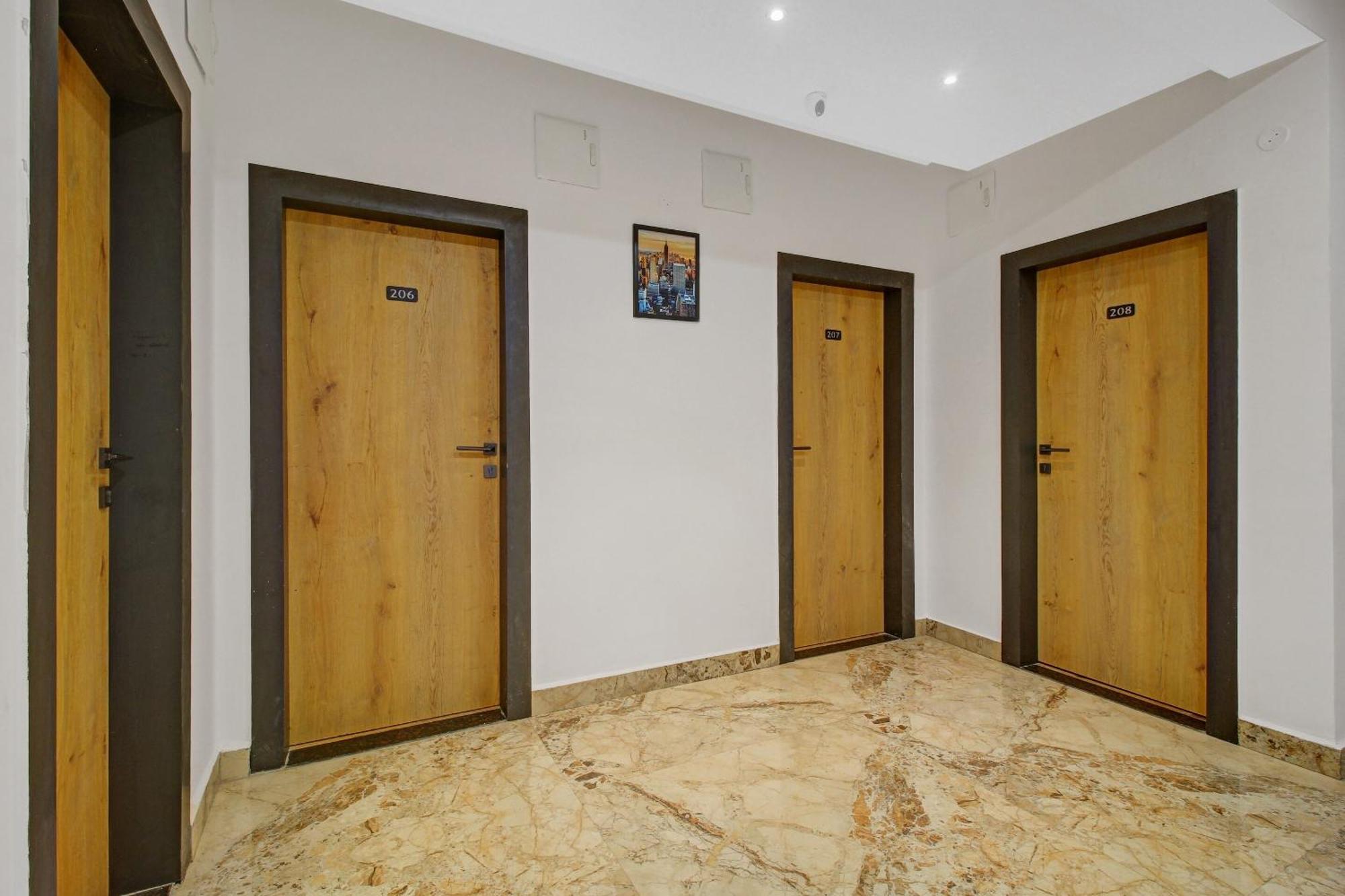 Super Townhouse Oak Hitec City Near Image Hospital Haidarábád Kültér fotó